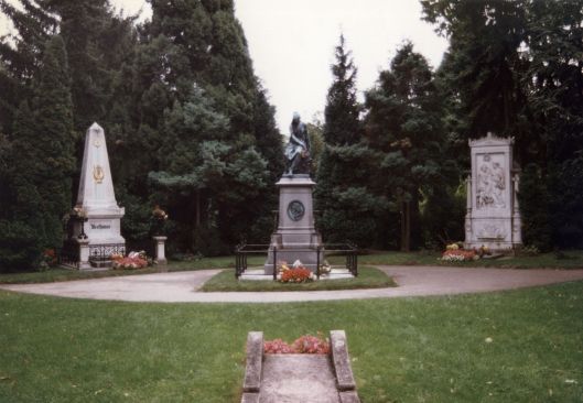 1280px-Beethoven_and_Schubert_graves_-_Zentralfriedhof_Vienna